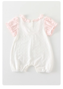 Détail d'un barboteuse bébé fille à manches courtes avec motif fleuri et col volanté