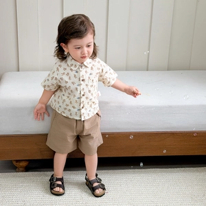 Completo estivo per bambino con camicia a stampa orso e pantaloncini kaki