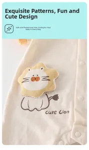 Détail d'un barboteuse en coton pour bébé avec broderie lion et boutons-pression