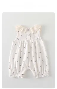 Detailaufnahme von Baby-Mädchen-Strampler mit Blumenmuster und Spitzenkragen
