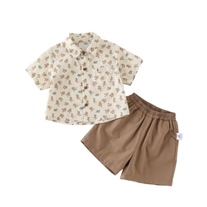 Completo estivo da bambino con camicia a maniche corte stampa anatra e pantaloncini marroni