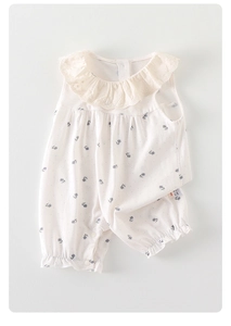 Detailaufnahme von Baby-Einteiler mit Spitzenkragen und atmungsaktivem Baumwollstoff
