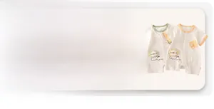Détail de barboteuses bébé en coton à manches courtes avec décor lion et pressions