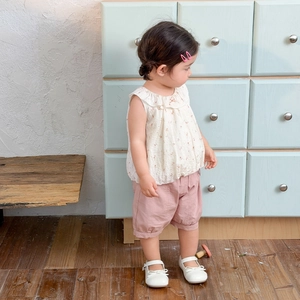 Set estivo per bambina con top floreale senza maniche e pantaloncini a sbuffo rosa