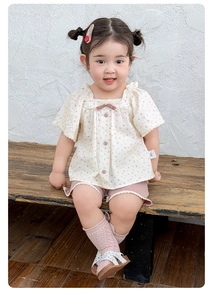 Detail von floralem Puffärmel-Top mit Spitzenbesatz und rosa Rüschen-Shorts für Mädchen