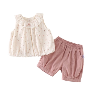 Completo estivo da bambina con top a fiori e pantaloncini rosa in morbido cotone traspirante