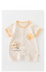 Détail d'un barboteuse bébé en coton à manches courtes avec imprimé lion et bordure jaune
