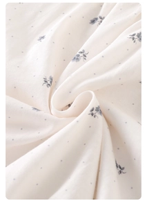 Nahaufnahme von weichem Baumwollstoff für Baby-Strampler mit zartem Blumenmuster