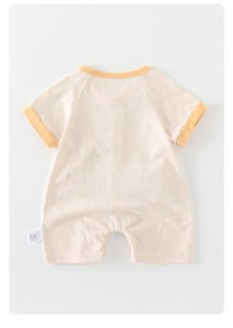 Détail du body bébé en coton crème avec finitions en maille côtelée jaune vif