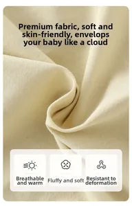 Nahaufnahme von weichem, atmungsaktivem apricotfarbenem Strickstoff für Babys