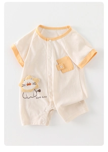 Détail d'une barboteuse bébé en coton avec broderie lion et bordure jaune