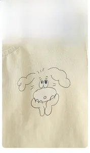Detail eines Baby-Baumwoll-T-Shirts mit süßem, minimalistischem Hunde-Print