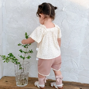 Mädchen Sommeroutfit aus Baumwolle mit Blumenmuster-Oberteil und rosa Shorts Set