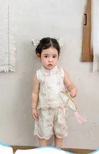 Détail d'un ensemble fleuri de style chinois pour fille avec nœuds et bordure dentelle