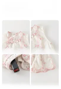 Détail d'une tenue chinoise à fleurs pour bébé avec dentelle et col à boutons chinois