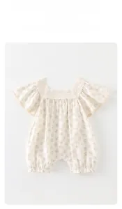 Détail de la barboteuse fleurie pour bébé fille avec col en dentelle et volants