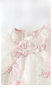 Détail du haut d'été pour fille avec motifs roses et boutons chinois traditionnels rose