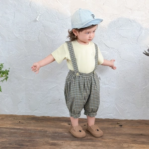 Baby Sommer-Set mit gelbem T-Shirt, grün karierter Latzhose und süßen Koala-Schuhen