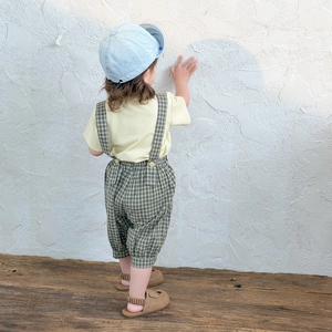 Kleinkinder Jungen Sommer-Set mit gelbem T-Shirt, karierter Latzhose und Denim-Kappe