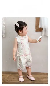 Détail d'ensemble chinois pour fille avec motifs floraux et boutons traditionnels