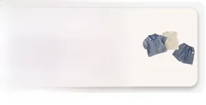 Ensemble d'été trois pièces bébé garçon avec chemise denim bleu clair et gilet rayé