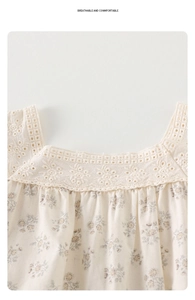 Détail du col carré avec broderie jaune et imprimé floral sur un tissu en coton respirant