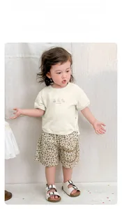 Set estivo per bambini con t-shirt bianca motivo orso e pantaloncini leopardati