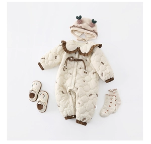 Vue à plat du barboteuse matelassée à fleurs pour bébé avec col poupée et accessoires
