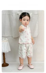 Détails d'ensemble d'été chinois pour filles avec motif floral et boutons traditionnels