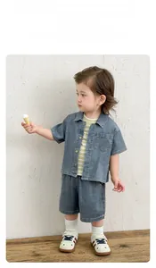 Détail d'un ensemble d'été pour garçon avec chemise en jean et t-shirt rayé jaune