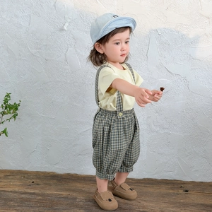 Sommer-Set für Baby Jungen mit gelbem T-Shirt und grau-grüner Karo-Latzhose