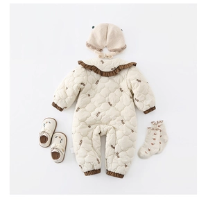 Barboteuse matelassée pour bébé avec motifs floraux, bonnet assorti et chaussons