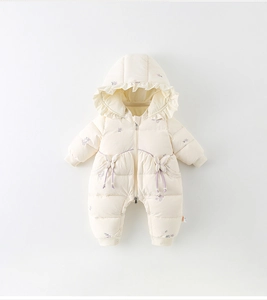 Détail de la combinaison d'hiver pour bébé avec fleurs lavande et capuche à volants