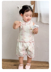 Détail de l'ensemble traditionnel chinois pour fille avec gilet fleuri et accessoire en dentelle