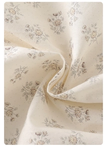 Gros plan sur le tissu en coton beige avec motif floral marron pour vêtements bébé