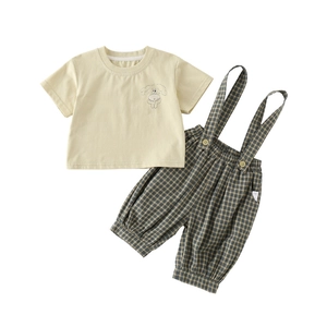 Baby Sommer-Set mit gelbem Hunde-T-Shirt und karierter Latzhose für kleine Jungen