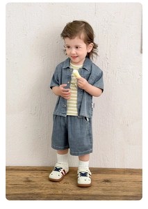 Vue détaillée de l'ensemble trois pièces en denim pour garçon avec chemise et t-shirt rayé