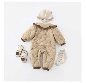 Ensemble barboteuse matelassée pour bébé avec chapeau fleuri, chaussettes et chaussures