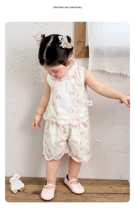 Détail d'un ensemble chinois traditionnel pour fille avec imprimés floraux et col mao