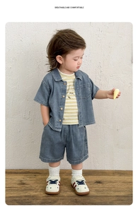 Détail d'une chemise en jean rétro, d'un t-shirt rayé et d'un short pour garçons