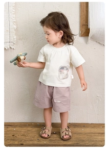 Détail d'ensemble d'été en coton pour bébé avec t-shirt imprimé et short cargo