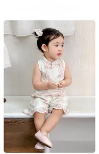 Détail d'un ensemble chinois pour fille avec motif floral et bouton traditionnel chinois