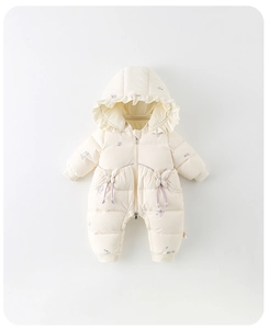 Détails de la barboteuse d'hiver pour bébé avec motif fleuri et capuche volantée