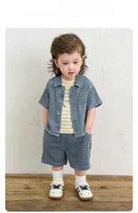 Ensemble d'été 3 pièces garçon avec chemise en jean bleue, short et T-shirt rayé jaune