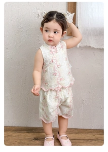 Détails d'un ensemble d'été pour filles avec col chinois et tissu jacquard ajouré