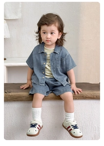 Détail d'un ensemble chemise en denim pour garçon avec t-shirt rayé jaune et short