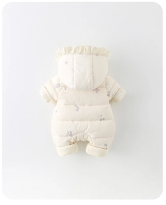 Détail d'une barboteuse matelassée pour bébé avec imprimés fleurs et papillons mauves