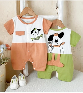 Détail de barboteuses bébé en coton à manches courtes avec motifs de dessin animé sur échelle