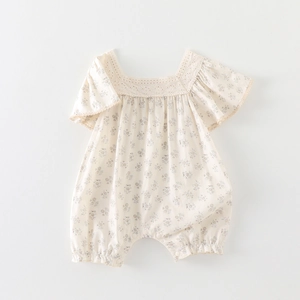 Barboteuse fleurie pour bébé fille avec col en dentelle et manches à volants en coton