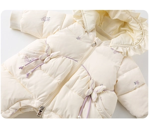 Détails de la barboteuse d'hiver pour bébé avec matelassage, nœud et perles